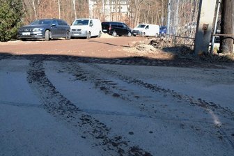 Netzschkau: Fahrbahn an Baustelle verdreckt - Wenn Baufahrzeuge auf die Brockauer Straße rollen, verlieren sie Erdbatzen aus den Reifenprofilen. Die Spuren sind deutlich zu sehen.