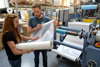 Netzschkau: Folien-Hersteller will weiter wachsen - Geschäftsführer Rudolf Gerlinger bespricht sich mit Kathrin Herrmann aus der Entwicklungsabteilung an einer Extrusionsmaschine, an der neue Produkte getestet werden.