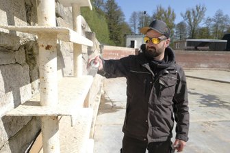 Netzschkau geht mit neuem Freibadchef ins Jubiläumsjahr - Christian Schubert versieht einen Ein- und Ausstieg im Becken mit neuer Sprühfarbe. Vor der Saison hat der neue Freibadchef tausend Handgriffe zu erledigen.