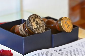 Netzschkau: Historisches Siegel kehrt endlich heim - Das alte (links) und das neue: Lange war das Stadtsiegel aus dem Jahr 1687 verschollen. Nun ist die Rarität zurück.