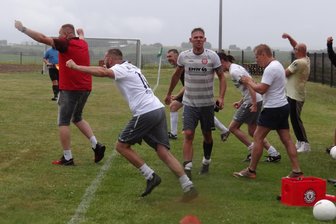 Netzschkau jubelt, Theumas 2:1-Sieg reicht nicht für die Vogtlandklasse - Es ist geschafft: Teutonia Netzschkau spielt nächste Saison in der Fußball-Vogtlandklasse.