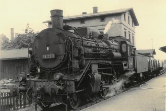 Netzschkau: Modellbahnclub erinnert an die große Eisenbahnzeit - Blick in die Eisenbahnhistorie: Die Dampfok 38 250 im August 1968 als Arbeitszuglok in Netzschkau.