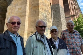 Netzschkau: Rätselhaften Bohrlöchern an der Göltzschtalbrücke auf der Spur - Ortstermin an der Göltzschtalbrücke. Von rechts: Wolfgang Weber, die Zeitzeugen Günther Schmalfuß und Rudolf Freitag sowie Norbert Bielig von der Interessengemeinschaft Nema Netzschkau.