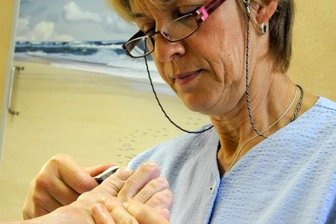 Netzschkau/Reichenbach: Kosten für Fußpflege steigen - Sabine Käppel, die Medizinische Fußpflege in Netzschkau und Reichenbach anbietet, ist mit der neuen Steuerregelung konfrontiert.