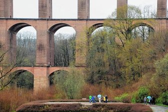 Netzschkau: So könnte die Göltzschtalbrücke attraktiver für Besucher werden - Die Aufgabe, das Gelände der Göltzschtalbrücke attraktiver für Gäste zu machen, scheint so gewaltig wie das Bauwerk selbst. Am Wochenende inspizierte der Förderverein in verschiedenen Gruppen das Areal.