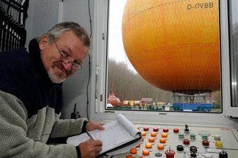 Netzschkau: Vogtland-Ballon verschiebt Saisonende - Wenn das Wetter es zulässt, hebt der Vogtland-Ballon auch Weihnachten ab. Manfred Dörjer, Betriebsleiter der Ballon-Betreiberfirma GTG Göltzschtal Touristik, bilanzierte am Montag eine Rekordsaison, deren Ende noch nicht abzusehen ist.