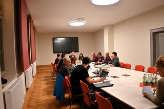 Netzschkau: Warum im neu gestalteten Ratssaal vor allem eine Sache begeistert - Blick in den modernisierten Saal vor Beginn der Sitzung.