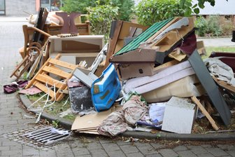Netzschkau: Wenn ein Teil des Sperrmülls nicht mitgenommen wird - Aufgetürmter Sperrmüll liegt in einer Stadt zur Abholung bereit. Doch was tun, wenn der Entsorger nicht alles mitnimmt?