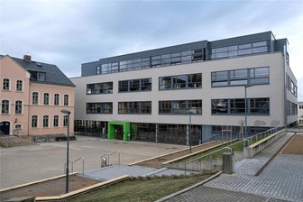 Netzschkau will kräftig in seine Oberschule investieren - 2024 wird massiv in die Digitalisierung der Oberschule Netzschkau (rechts) investiert. Die Fotovoltaikanlage soll erweitert und die Heizungsanlage optimiert werden.