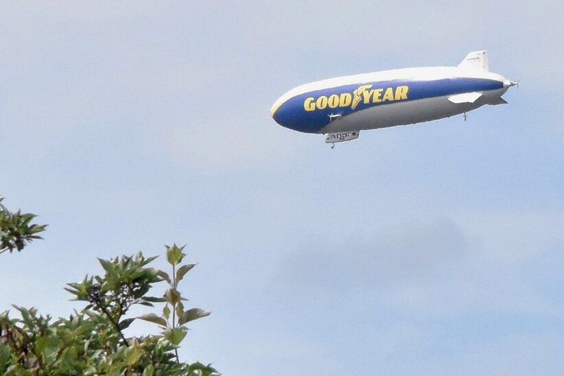 Netzschkau: Zeppelin sorgt bei Flug über dem Vogtland für Aufsehen - 