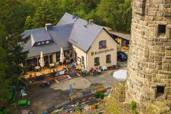 Netzschkau: Zweite Kuhbergbaude vor 70 Jahren eingeweiht - Die Kuhbergbaude, wie man sie heute kennt. Vor 70 Jahren wurde sie eingeweiht. Zwei Jahre lang haben viele in und um Netzschkau beim Bau mitgeholfen.