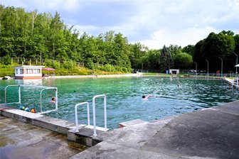Netzschkauer Freibad feiert 100-Jähriges - gespanntes Warten auf eine Überraschung - Blick auf das vogtländische Bad mit der größten Wasserfläche.
