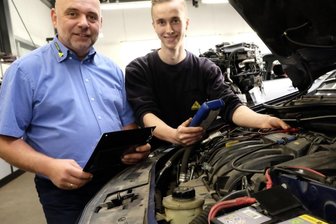 Netzschkauer ist der beste junge Kfz-Mechatroniker in Sachsen - Sven Mißler (l.), Chef des SIM-Auto-Service Netzschkau, freut sich, mit Johannes Roth (r.) den besten jungen Kfz-Mechatroniker Sachsens in seiner Firma zu haben. 