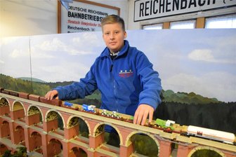 Netzschkauer Modelleisenbahner überraschen bei Ausstellung mit vielen neuen Details - Carl-Theodor Trautmann liebt es, an den Reglern der Modellbahnanlage zu stehen. Sein Berufswunsch: Triebfahrzeugführer.