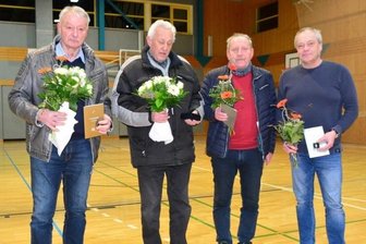 Netzschkauer Quartett gewürdigt - Der Kreissportbund Vogtland überreichte Gerald Streller, Claus Sußmann, Thomas Jahn und Holm Scheibchen (von links) drei Ehrennadeln sowie eine Ehrenplakette für ihre jahrelange Vereinsarbeit.