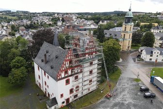 Netzschkauer Schloss wird weiter saniert - Bei den außerplanmäßigen Arbeiten werden die Staffelgiebel mit frischer Farbe versehen.