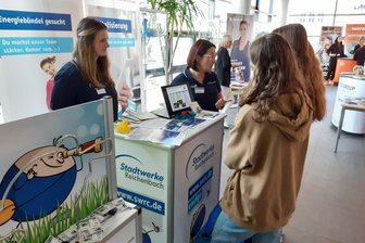 Netzschkauer Schüler kommen mit Firmen ins Gespräch - Am Stadtwerke-Stand der Berufsorientierungsmesse an der Netzschkauer Oberschule.