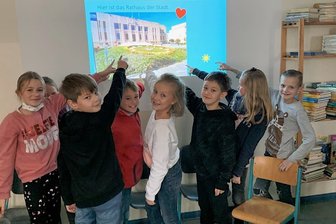 Netzschkauer Schüler lernen Toleranz und Umweltschutz - Beim europäischen Schulwettbewerb haben die Netzschkauer Grundschüler der 4 b das eTwinning-Qualitätssiegel gewonnen. Hier ein Blick auf das Rathaus der Öko-Insel, die die Viertklässler dafür entworfen haben. 