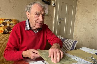 Netzschkaus kuriosester Mieter ist zurück: Warum Eberhard Frank an einer Wohnung mit Plumpsklo bis heute festhält - Eberhard Frank wie er leibt und lebt. Stets von Papieren umgeben - alte Briefe, Aktenauszüge, Schreiben aus aller Welt zur Familiengeschichte der Franks.