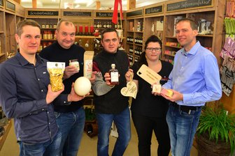 Netzwerk startet Vermarktung regionaler Spezialitäten - Die Striegistaler Erzeuger und Händler Marcus Reißig (v.l.n.r.), Thomas Dietrich, Eric Brabant, Ulrike Richer und Daniel Zimmermann im Landmarkt in Etzdorf.