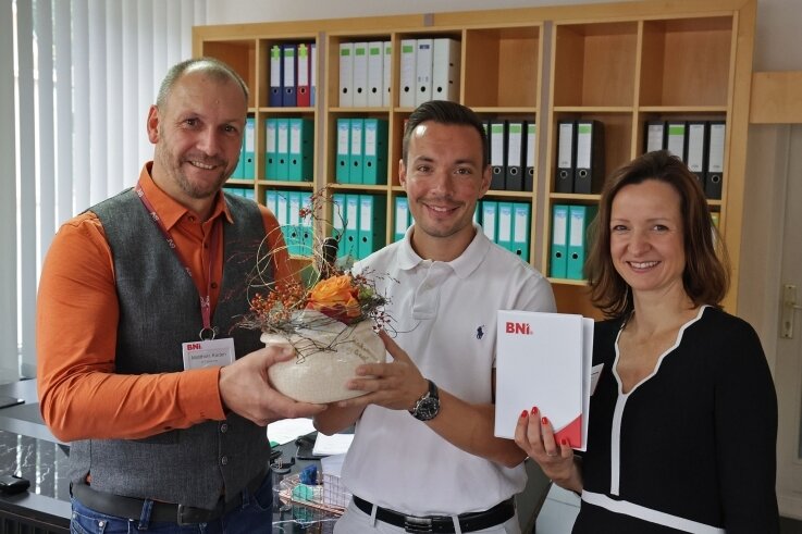 Netzwerk überrascht Unternehmer - Norbert Steininger-Schmidt erhält von Matthias Kaden (links) und der BNI-Gebietsdirektorin Daniela Meißner Glückwünsche. 