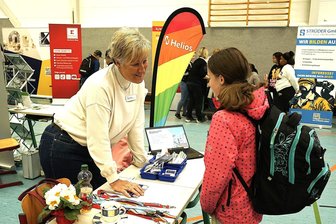 Netzwerken im Erzgebirge: Schüler sollen ihre berufliche Zukunft in der Region entdecken - Das Helios Klinikum präsentierte sich an der Oberschule mit einem Stand.