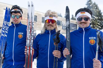 Netzwerken im Erzgebirge: Sonderpreis für eine ausgesprochen skurriele Biathlon-Staffel - Sie gingen als AG Hochleistungssport an den Start und holten beim Firmencup am Freitagnachmittag den Pokal – den Sonderpreis für „Olympioniken mit Herz und Stil“. Karsten Jansky, Rico Weber und Stefan Schlosser (v. l.) starteten für D+L Group, einen Anlagen- und Maschinenbauer aus Großrückerswalde.