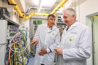 Netzwerktechnik aus Hartmannsdorf: „Die Gefahr ist nicht Mithören, sondern der Kollaps“ - Geschäftsführer Werner Neubauer zeigt hier Abgeordnetem Thomas Schmidt (CDU) Netzwerkgeräte im Testlabor.