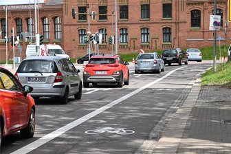 Neu am Chemnitzer Industriemuseum: Autofahrer müssen Spur an Radfahrer abtreten - Die Zwickauer Straße am Industriemuseum in Chemnitz. Links- und Rechtsabbieger teilen sich ab sofort eine Spur, am Straßenrand herrscht freie Fahrt für Radfahrer. Sie erhalten an der Ampel zudem zuerst Grün.