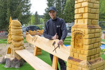 Neu am Geyerschen Teich: Minigolf spielen in erzgebirgischem Flair - „Glück auf“ auf der neuen Minigolfanlage am Greifenbachstauweiher: Zimmermann und Hobby-Schnitzer David Lippmann hat das Areal mit zwei großen Schnitzarbeiten bereichert.