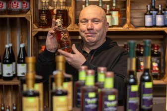 Neu auf dem Europäischen Bauernmarkt in Plauen: Warum dieser Vogtländer Gin aus regionalen Produkten produziert - Frank Sommer vom Unternehmen „Vogtland-Aronia“ setzt auf Handarbeit.
