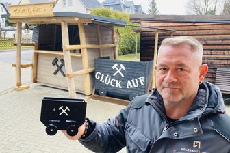 Neu auf dem Schwarzenberger Weihnachtsmarkt: Erzgebirger baut Kumpelhütte mit Veilchen-Flair - Sebastian Teubner vom gleichnamigen Holzbauunternehmen aus Lauter hat die Kumpelhütte entworfen und verkauft auf dem Schwarzenberger Weihnachtsmarkt unter anderem diese limitierte Räucher-Lore aus Beierfeld.
