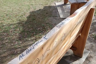 Neu aufgestellte Bänke in Oelsnitz beschmiert - Die neuen Sitzbänke an der Alten Bahnhofstraße in Oelsnitz wurden beschmiert.