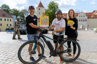 Neu beim 11. Freiberger Fahrrad-Zickzack: Auch E-Biker dürfen starten - Beim 11. Freiberger Fahrrad-Zickzack darf man erstmals auch mit E-Bike an den Start gehen. Im Bild: Das Organisationsteam Robert Liebscher, Sebastian Liebscher und Christin Müller (v.l.).