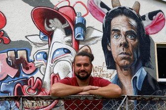 Neu gegründeter Blinklicht-Verein in Niederlungwitz: "Fokus liegt auf dem ländlichen Raum" - Tobias Winkler, Vorsitzender des Blinklicht-Vereins, an der mit Graffiti neugestalteten Fassade des Domizils an der Pappelstraße in Niederlungwitz.