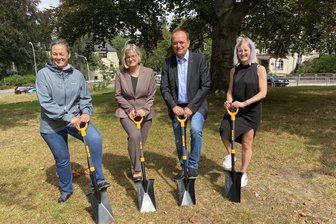 Neu gestaltete Parkanlage in Limbach-Oberfrohna eröffnet - Oberbürgermeister Gerd Härtig (Mitte) und die Planungsverantwortlichen beim Spatenstich.