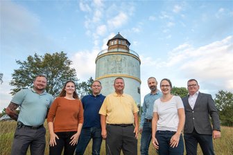 Neu gewählter Ortschaftsrat von Neundorf tritt erstmals zusammen - Der neue Ortschaftsrat von Neundorf, von links: Patrick Stolz, Nicole Sämann, Philipp Adler, Uwe Trillitzsch, Torsten Gruber, Cindy Schädlich und Jens Opitz.