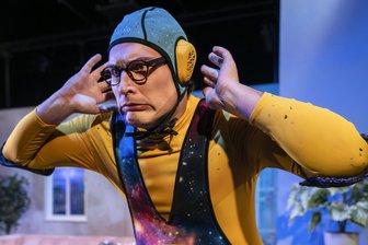 Clemens Kersten als "Angstmän" im intergalaktischen Kammerspiel "Angstmän", eine Inszenierung der Theater Chemnitz für Kinder.