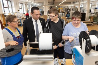 Neu im Erzgebirge: Wenn der Landrat zum Schichtwechsel kommt - Schichtwechsel für Mirco Kühnel (2. v. r.) und Alina Dietrich (r.). Sie arbeiten einen Tag in der Unger Kabel-Konfektionstechnik in Sehma mit – betreut von Jana Müller (l.). Dort hat sie Landrat Rico Anton besucht.