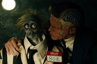 Neu im Kino: „Beetlejuice Beetlejuice“, „Treasure - Familie ist ein fremdes Land“ und „The Crow“ - Willem Defoe in einer Szene des Films „Beetlejuice Beetlejuice“.