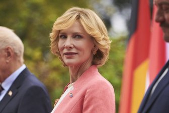 Neu im Kino: Cate Blanchett jagt als Bundeskanzlerin Zombies - Cate Blanchett (dritte) als Bundeskanzlerin Hilda Ortmann in „Tanz der Titanen“.