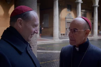 Neu im Kino: der Papstthriller „Konklave“, der Science-Fiction-Film: „Das Imperium“ und das Drama „Milchzähne“ - Ralph Fiennes (links) als Cardinal Lawrence und Stanley Tucci als liberaler Cardinal Bellini in einer Szene des Films „Konklave“. Der Österreich-Schweizer Edward Berger führte Regie.