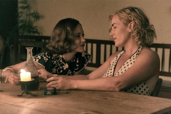 Neu im Kino: „Die Fotografin“, „The Substance“ und „Speak No Evil“ - Andrea Riseborough (links) als Audrey Withers und Kate Winslet als Lee Miller in einer Szene des Films „Die Fotografin“.
