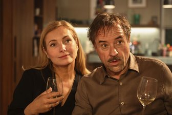 Neu im Kino: die Komödien „Alter, weißer Mann“ und „Anora“ sowie die Doku „Riefenstahl“ - Nadja Uhl als Carla Hellmich und Jan Josef Liefers als Heinz Hellmich in einer Szene aus dem Film „Alter weißer Mann“.
