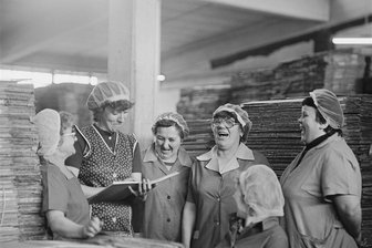 Neu im Kino: Die Unbeugsamen 2 – Guten Morgen, ihr Schönen! Ohne Mann ging es auch - Eine Arbeiterinnen-Brigade einer Verpackungsabteilung im VEB Nahrungsmittelkombinat Albert Kuntz Wurzen.