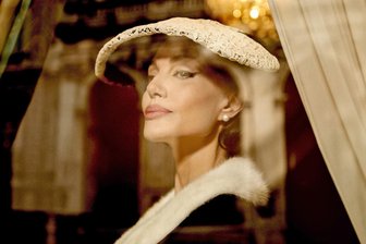 Neu im Kino: Ein glamouröses Comeback von Angelina Jolie in „Maria“ - Angelina Jolie als Maria Callas in dem Film „Maria“. „Maria“ ist das große Finale einer Trilogie, die Regisseur Pablo Larrain drei bedeutenden Frauen des 20. Jahrhunderts widmete. Die Serie begann mit „Jackie: Die First Lady“ und wurde mit „Spencer“ über Prinzessin Diana fortgesetzt.
