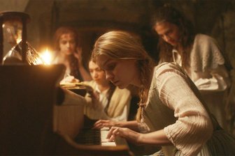 Neu im Kino: Eine Feier der Musik - Beinahe magisch gleiten Teresas (Galatea Bellugi) Hände über die Tasten des Pianoforte in einer Szene des Kinofilms „Gloria!“