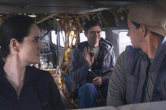Neu im Kino: „Flight Risk“ - Nichts für Menschen mit Flugangst - Michelle Dockery als Madolyn, Topher Grace (Mitte) als Winston und Mark Wahlberg als Daryl in einer Szene des Films „Flight Risk“. Der Film wurde von Mel Gibson gedreht.