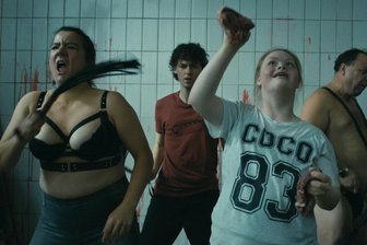 Neu im Kino: „Holy Meat“, „Der Fremde“ und „Bon Voyage“ – Glaube, Existenzialismus, letzter Roadtrip - Szene aus „Holy Meat“. Pater Iversen verlässt seine Heimat in Dänemark und übernimmt eine vom Aus bedrohte Pfarrei im schwäbischen Winteringen. Eine ungewöhnliche Passionsaufführung soll Rettung bringen.
