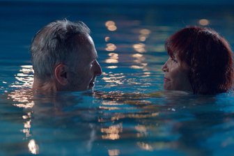 Neu im Kino: „Liebesbriefe aus Nizza“ - Kein Verfallsdatum für Eifersucht - Sabine Azema als Annie und Thierry Lhermitte als Boris in „Liebesbriefe aus Nizza“.